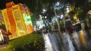 Dekorasi lampu Natal terlihat sepanjang pusat perbelanjaan Orchard Road di Singapura (16/12/2020). Sepanjang jalan di Orchard Road, dihiasi lampu hias, dedaunan artifisial khas natal dan dekorasi lainnya. (Xinhua/Then Chih Wey)