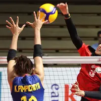 Pemain Timnas Bola Voli Putri Indonesia, Megawati Hangestri Pertiwi melakukan spike ke arah pemain Timnas Bola Voli Putri Thailand saat laga Grup A Bola Voli Putri SEA Games 2023 di Olympic Complex Indoor Main Hall, Phnom Penh, Kamboja, Selasa (09/05/2023). (Bola.com/Abdul Aziz)