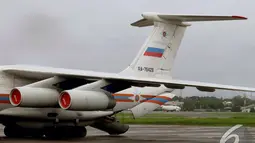 Penampakan ekor dari pesawat Rusia yang ikut membantu pencarian AirAsia QZ8501, Lanud Halim Perdanakusuma, Jakarta, Minggu (4/1/2015). (Liputan6.com/Andrian M Tunay)