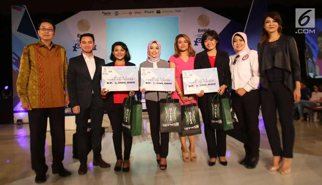 Para pemenang audisi News Presenter Competition EGTC 2017 foto bersama dengan para juri di Universitas Gadjah Mada, Yogyakarta, Rabu (1/11). Dalam ajang ini peserta memperoleh hadiah 15 juta untuk 3 orang pemenang. (Liputan6.com/Helmi Afandi)