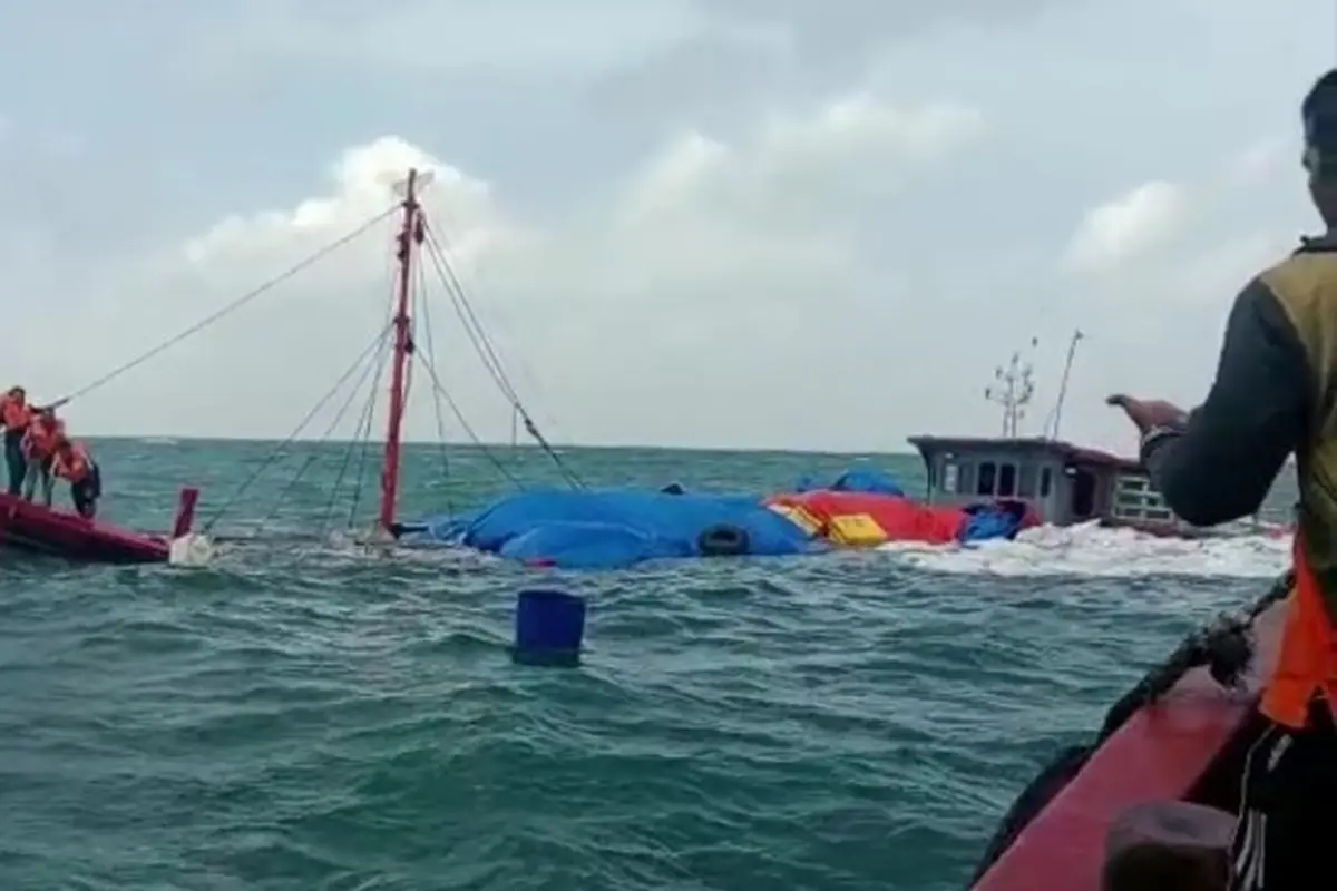 Proses evakuasi ABK Kapal KM Lintang Timur Samudera yang karam di Selat Malaka oleh nelayan.