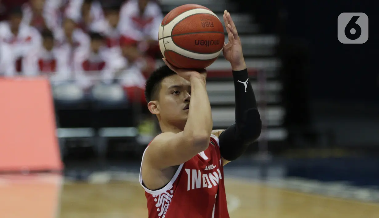 Pebasket Indonesia, Andakara Prastawa, saat melawan Thailand pada SEA Games 2019 di Mall Of Asia Arena, Manila, Filipina, Rabu (4/12/2019). Indonesia kalah 76-98 dari Thailand. (Bola.com/M Iqbal Ichsan)