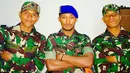 Pesepak bola PS TNI, Abduh Lestaluhu, Asrul Reza dan Manahati foto bersama mengenakan seragam dinas TNI. (Instagram)