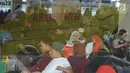 Calon pemudik menunggu keberangkatan bus Antar Kota Antar Provinsi (AKAP) di Terminal Pulo Gebang, Jakarta, Sabtu (1/6/2019). Puncak arus mudik di Terminal Pulo Gebang diprediksi terjadi pada H-3 Lebaran. (merdeka.com/Imam Buhori)