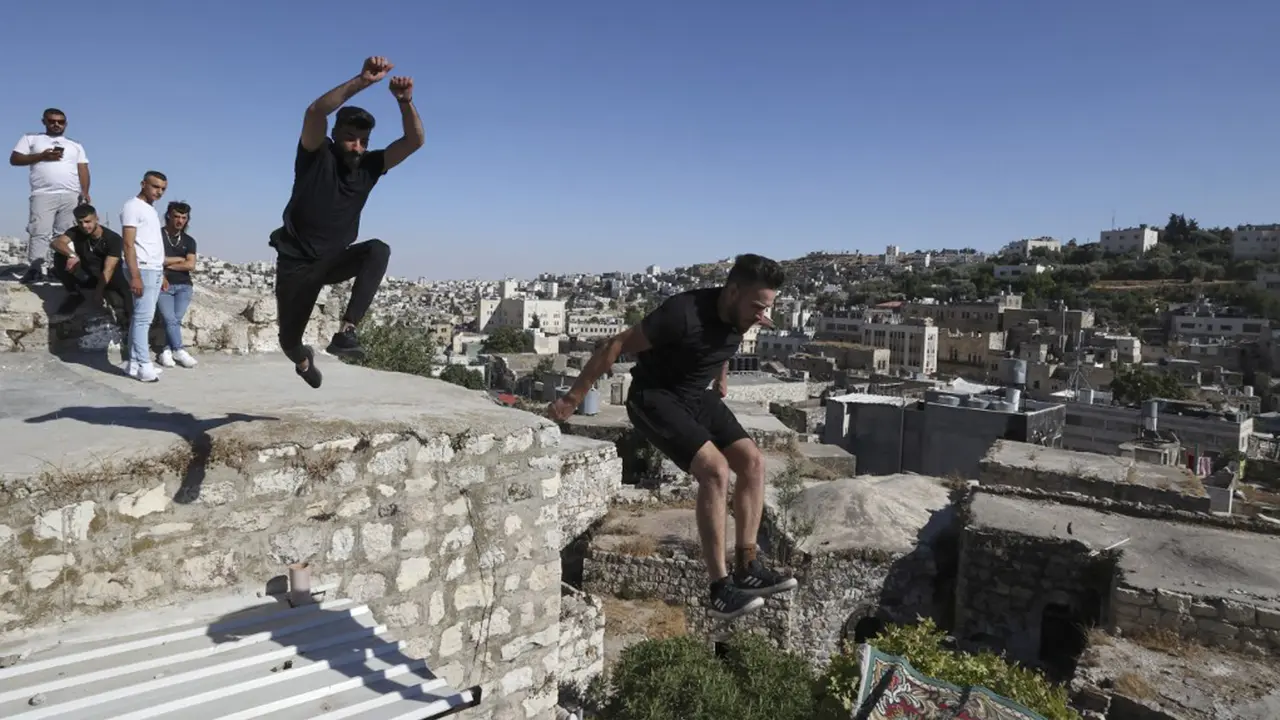 FOTO: Aksi Pemuda Palestina Berlatih Parkour di Kota Hebron