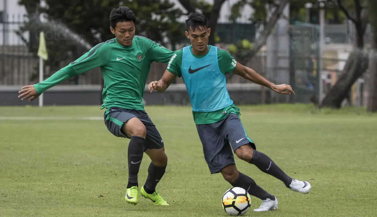 Pemain Timnas Indonesia, Feby Eka, berusaha merebut bola dari Zalnando saat latihan di Lapangan ABC Senayan, Jakarta, Jumat (19/1/2018). Pemusatan latihan ini dilakukan jelang Asian Games 2018. (Bola.com/Vitalis Yogi Trisna)