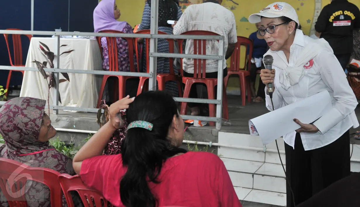 Ibunda Cawagub DKI Sandiaga Uno, Mien Uno berdialog dengan warga saat ikut berkampanye bersama anaknya di Petojo, Jakarta Pusat, Jumat (17/3). Mien Uno ikut mensosialisasikan program pasangan Anies Baswedan - Sandiaga Uno. (Liputan6.com/Yoppy Renato)