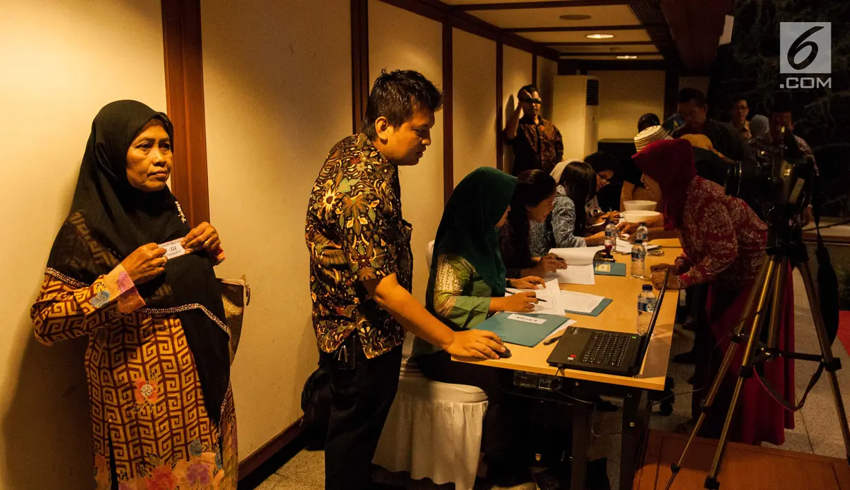 Warga mengantre untuk mendapatkan undian Rusunawa di Balai Kota, Jakarta, Senin (26/5). Mereka yang diundang untuk mengikuti pengundian hari ini adalah warga Bukit Duri, yang akan dipindahkan ke Rusun Cakung Barat. (Liputan6.com/Gempur M Surya)
