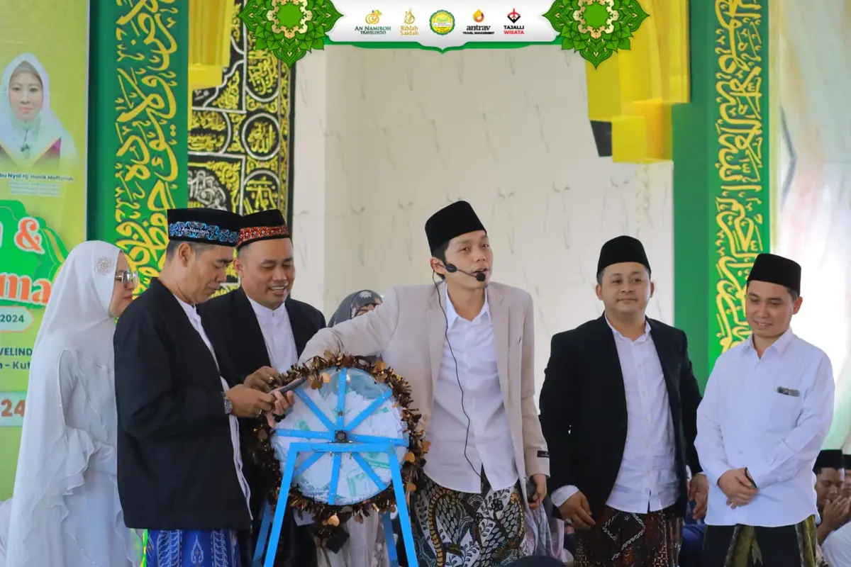 Pembekalan Haji 2024 oleh Gus Iqdam dan Gus Barra di Mojokerto, Jawa Timur, Sabtu (27/4/2024).