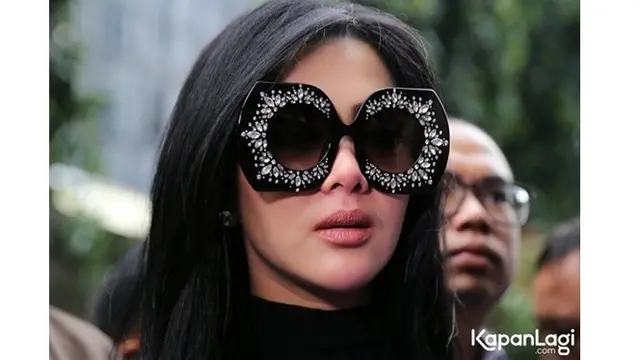 Potret 5 Seleb Pakai Kacamata Unik Ini Bikin Netizen Gagal Fokus