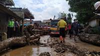 Tim gabungan membersihkan material lumpur sisa banjir bandang Cicurug, Sukabumi. (Liputan6.com/ Achmad Sudarno)