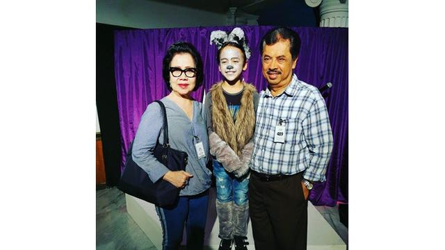 6 Momen Noah Sinclair Bareng Kakek Nenek, Selalu Diperhatikan