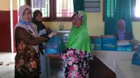 Guru di SDN 2 Klapasawit, Purbalingga membantu pedagang jajanan sekolah dengan sembako. (Foto: Liputan6.com/Humas Pemkab Purbalingga/rudal Afgani)