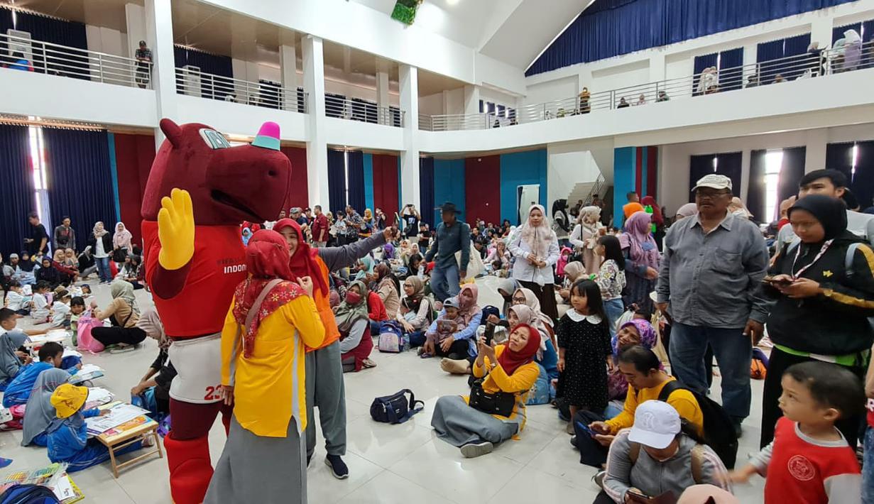 Maskot Piala Dunia U-17, Bacuya berfoto bersama saat menyambangi lomba menggambar saat Karnaval SCTV yang digelar di Menara Pandang Teratai Purwokerto, Jawa Tengah pada Sabtu (23/09/2023). Lomba mewarnai tersebut diikuti 300 anak SD. (Dok. SCTV)