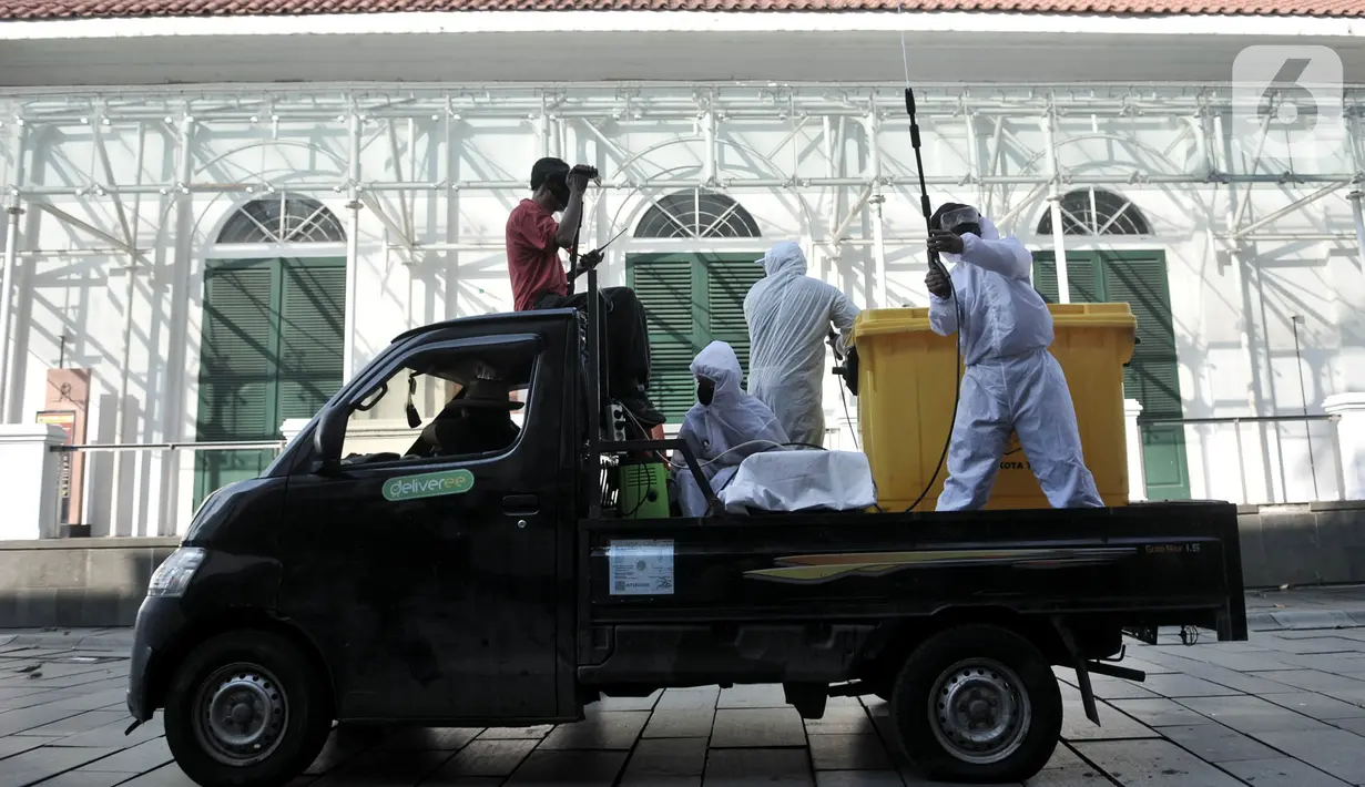 Petugas mendisinfeksi kompleks wisata Kota Tua, Jakarta, Selasa (2/6/2020). Pengelola Kota Tua rutin melakukan penyemprotan disinfektan pada fasilitas dan gedung selama penutupan sementara guna memutus rantai penyebaran virus corona COVID-19. (merdeka.com/Iqbal S. Nugroho)