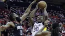 Aksi pemain Los Angeles Lakers, Julius Randle (30) melakukan tembakan saat diadang pemain Rockets pada lanjutan NBA basketball game di Toyota Center, Houton, (31/12/2017). Rockets menang 148-142. (AP/Michael Wyke)