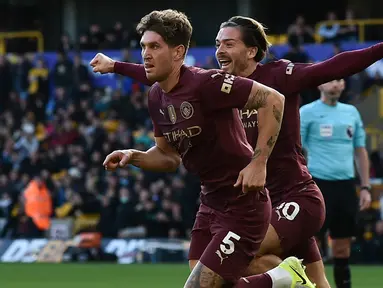 John Stones (kiri) merayakan gol bersama Jack Grealish yang menjadi penentu kemenangan Manchester City atas Wolverhampton 2-1 di laga pekan ke delapan Premier League 2024/2025 di Molineux, Minggu (20/10/2024) malam WIB.