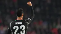Gelandang Arsenal, Mikel Merino, dalam duel melawan PSV pada leg pertama 16 besar Liga Champions 2024/2025 di Philips Stadion, Eindhoven, Belanda, Rabu (5/3/2025). (AFP/John Thys)