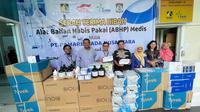 PT PAMA yang diwakili oleh Deputy Chief PAMA Agus J. Siburian saat menyerahkan ABHP medis ke RSUD Beriman Balikpapan yang diterima langsung oleh Direktur dan jajaran managemen RSUD Beriman Balikpapan.