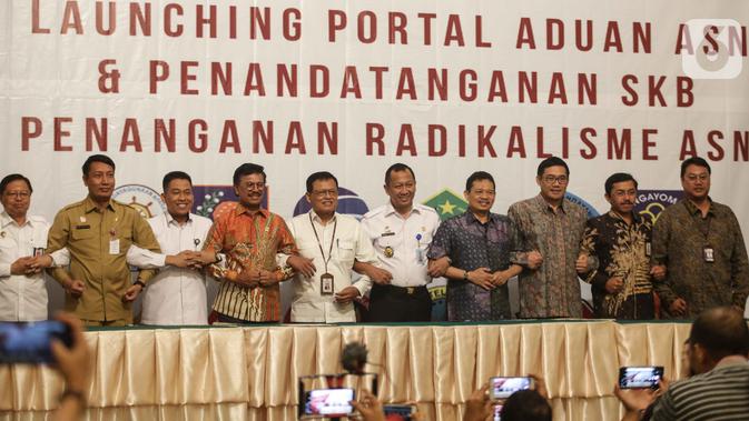 Menkominfo Johnny G. Plate (keempat kiri) bersama sebelas Kementerian dan lembaga negara  usai penandatangan kerja sama pembuatan portal aduan untuk aparatur sipil negara (ASN), Jakarta, Selasa (12/11/2019). Portal ini bisa melaporkan ASN yang diduga terpapar radikalisme (/Faizal Fanani)