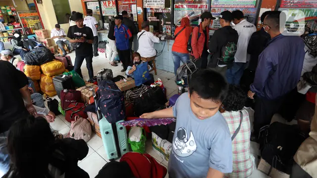 Hindari Macet, Ribuan Pemudik Sudah Padati Terminal Kalideres di H-4 Lebaran