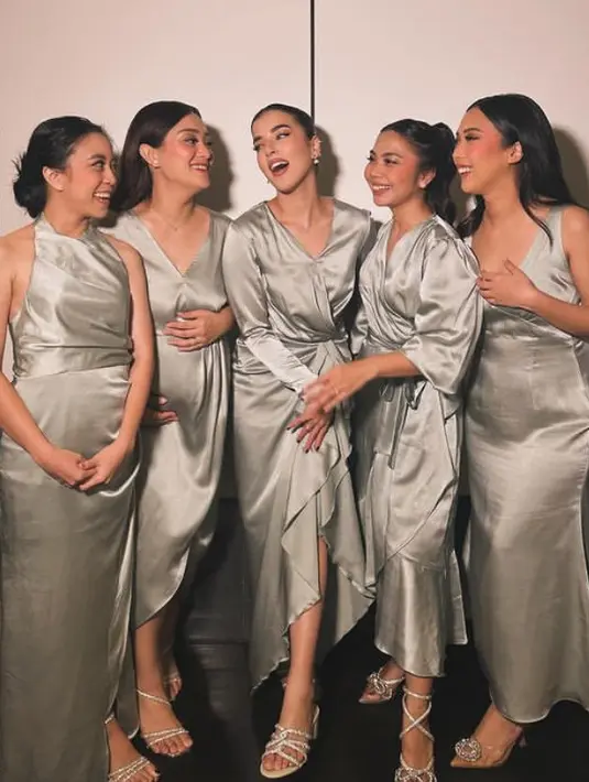 Menurut akun @tasyafarasya.wearings, heels tersebut dari brand Aquazzura seharga Rp7,2 jutaan.  [@tasyafarasya]