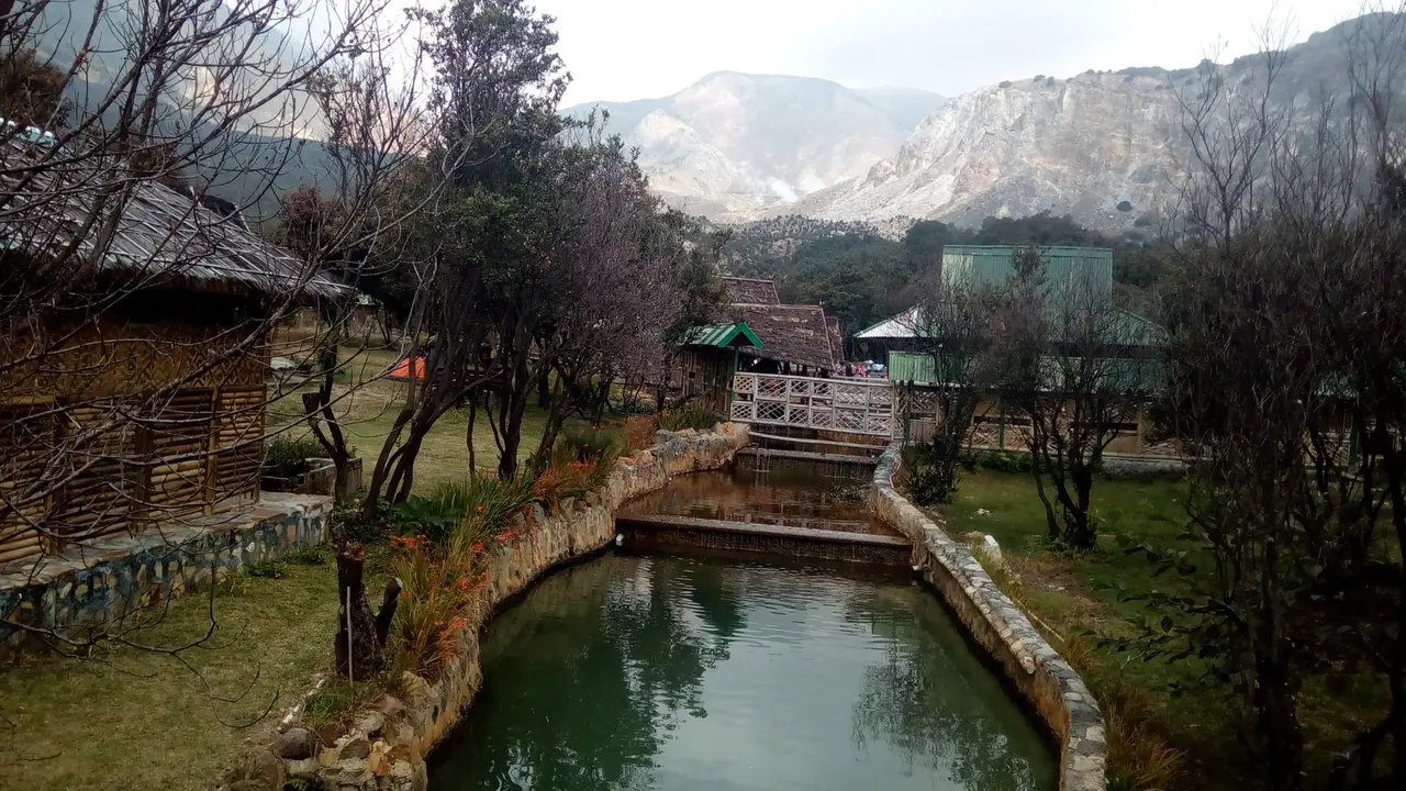 Area danau buatan di samping kolam renang air belerang yang namak asri dengan view utama pemandangan gunung dan kawah Papandayan yang mempesona