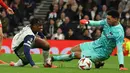 Di babak kedua, pertandingan berjalan ketat. Beberapa kali serangan AZ Alkmaar memberikan ancaman di barisan pertahanan Tottenham Hotspur. (AP Photo/Ian Walton)