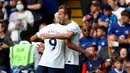 Pemain Tottenham Hotspur Harry Kane (kanan) melakukan selebrasi dengan Richarlison usai mencetak gol ke gawang Chelsea pada pertandingan sepak bola Liga Inggris di Stadion Stamford Bridge, London, Inggris, 14 Agustus 2022. Pertandingan berakhir imbang 2-2. (AP Photo/Ian Walton)