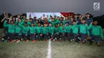 Ketua Umum PSSI, Edy Rahmayadi (kaos merah) bersama Timnas Indonesia U-16 saat pelepasan di Lapangan Atang Sutresna, Jakarta, Rabu (13/9). Timnas Indonesia U-16 akan berlaga pada kualifikasi Piala Asia U-16 di Thailand. (Liputan6.com/Helmi Fithriansyah)