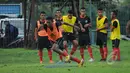 Jelang berlaga di kualifikasi grup H Piala Asia 2016, timnas Timor Leste U-23 melakukan latihan di Lapangan C Senayan, Jakarta, Kamis (26/3/2015). Kualifikasi grup H Piala Asia 2016 akan berlangsung pada 27-31 Maret 2015. (Liputan6.com/Helmi Fithriansyah)