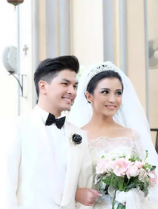 Pasangan Glenn Alinskie dan Chelsea Olivia resmi menikah hari ini (1/10/2015) di Gereja Katedral, Jakarta. (via instagram/@sherlylylyly)
