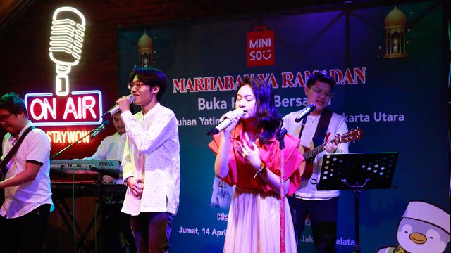 Kiesha Alvaro dan Zara Leola berbagi kebahagiaan bersama 250 anak yatim piatu piatu Bina Sosial Koja Jakarta Utara, Jumat (14/4/2023)