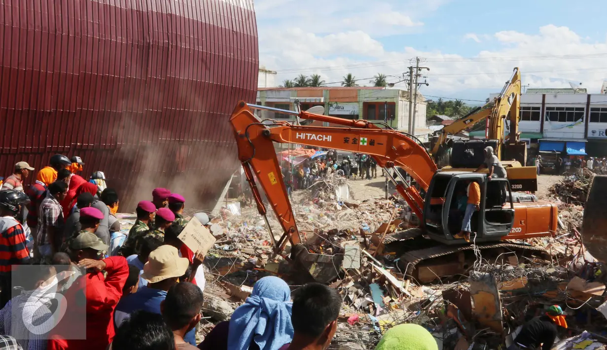 Sejumlah ekskavator dikerahkan untuk mencari korban gempa Aceh yang tertimbun reruntuhan bangunan, Aceh, Kamis (8/12). Tim SAR gabungan meyakini masih banyak korban gempa yang tertimbun reruntuhan. (Liputan6.com/Angga Yuniar)