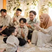 Keluarga Rizky Febian saat Pengajian jelang pernikahaan bersama Mahalini. [@axioo/emanuel_ak]