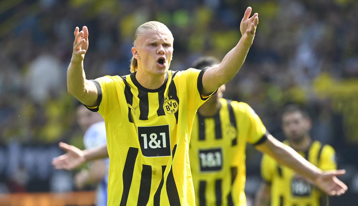 Erling Haaland. Striker Norwegia berusia 21 tahun ini didatangkan Borussia Dortmund dari RB Salzburg pada tengah musim 2019/2020 dengan nilai transfer 20 juta euro. Usai 2,5 musim memperkuat Dortmund dalam 89 laga di semua kompetisi dengan torehan 86 gol dan 23 assist, ia dipastikan akan berseragam Manchester City pada awal musim 2022/2023 dengan nilai transfer 75 juta euro. (AFP/Ina Fassbender)