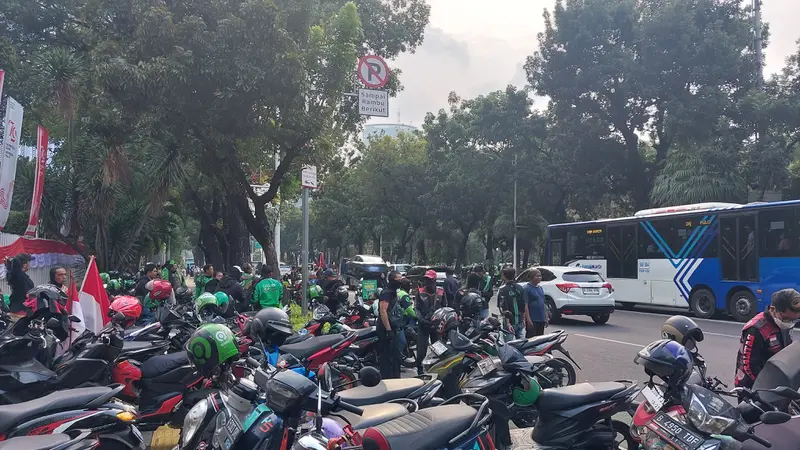 Ribuan mitra pengemudi ojek online (ojol) dari Jabodetabek menggelar aksi demonstrasi. (Foto: Liputan6.com/Arief RH)