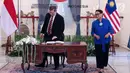 Menteri Luar Negeri RI Retno Marsudi (kanan) bersiap melakukan perbincangan empat mata dengan Menteri Luar Negeri Malaysia, Dato' Saifuddin Abdullah di Gedung Pancasila, Jakarta, Senin (23/7). (Liputan6.com/Helmi Fithriansyah)