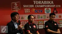 Direktur Utama PT Surya Citra Media Tbk (SCMA) Sutanto Hartono memberikan keterangan kepada wartawan saat press conference Torabika Soccer Championship di Main Hall SCTV, Jakarta, Rabu (21/12). (Liputan6.com/Gempur M. Surya)
