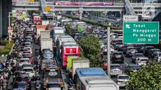 Kendaraan bermotor terjebak kemacetan di ruas Jalan MT Haryono, Jakarta, Rabu (6/9/2023). Kemacetan tersebut akibat akses jalan di beberapa lokasi tersebut ditutup karena ada pengalihan jalan untuk penyelenggaraan KTT ASEAN 2023. (Liputan6.com/Faizal Fanani)