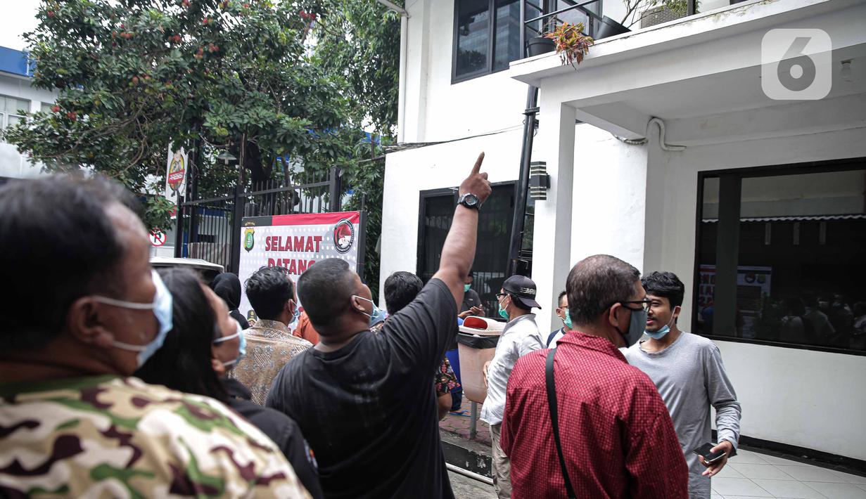 Warga berhamburan usai terjadi gempa di kawasan Polda Metro Jaya, Jakarta, Jumat (14/1/2022). Badan Meteorologi, Klimatologi, dan Geofisika (BMKG) mengonfirmasi aktivitas gempa sore ini. (Liputan6.com/Faizal Fanani)