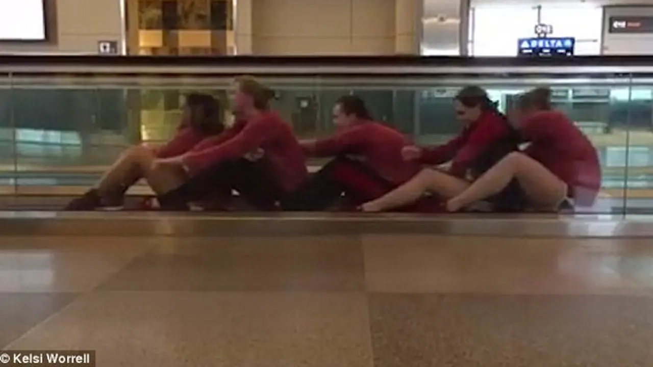 Pesawat Delay, Tim Renang Berlatih di Lantai Bandara yang Kering