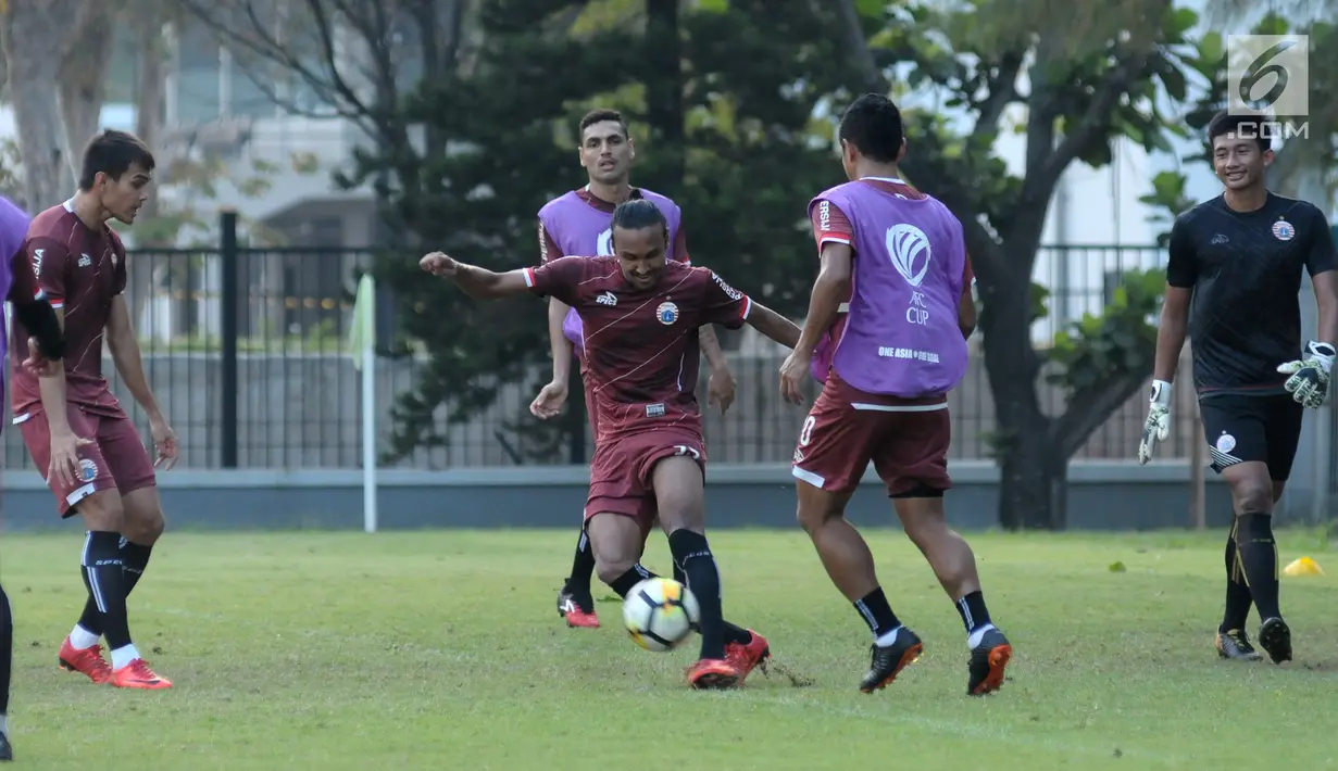 Pemain Persija, Rohit Chand (tengah) saat latihan resmi jelang laga kedua Semifinal Zona Asia Tenggara Piala AFC 2018 di Lapangan A Kompleks GBK, Jakarta, Senin (14/5). Persija akan menjamu Home United, Selasa (15/5). (Liputan6.com/Helmi Fithriansyah)