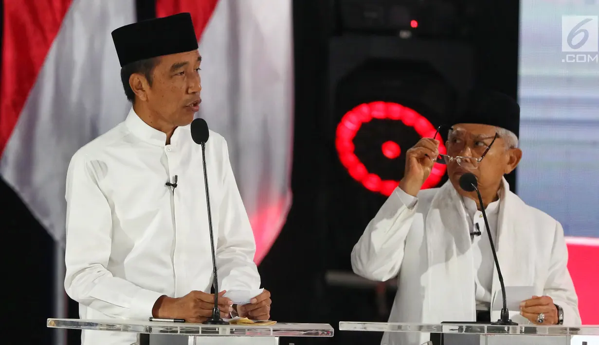 Capres nomor urut 01 Joko Widodo dan Cawapres Ma'ruf Amin beradu gagasan selama Debat Pilpres 2019 kelima di Jakarta, Sabtu (13/4). Debat kelima merupakan debat terakhir dalam masa kampanye dan mengambil tema Ekonomi, Kesejahteraan Sosial, Keuangan dan Investasi. (Liputan6.com/Johan Tallo)