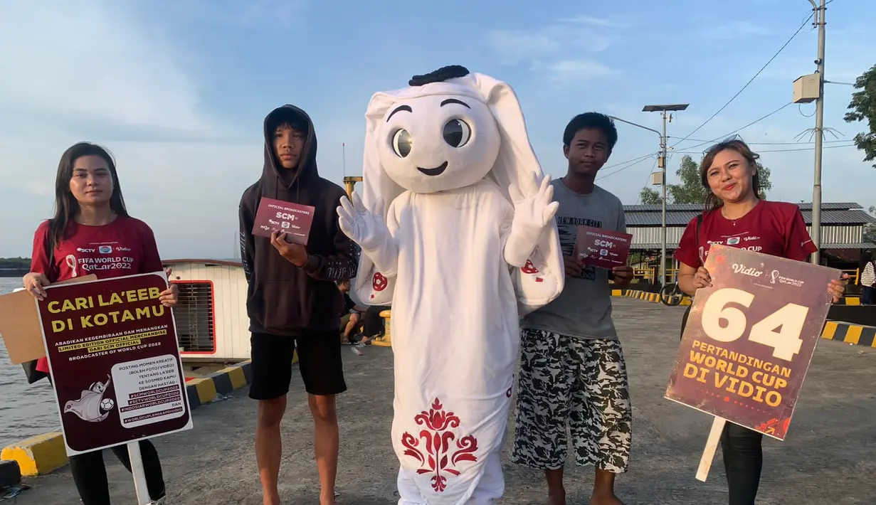 Maskot Piala Dunia 2022, La'eeb berfoto bersama warga saat mengunjungi Dermaga Banjar Raya,  Banjarmasin, Sabtu (29/10/2022). Kedatangan La'eeb ini menambah kemeriahan jelang bergulirnya Piala Dunia 2022 pada November mendatang. (FOTO: Dok. SCM)