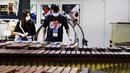 Sejumlah pengunjung menjajal alat musik perkusi pada ajang Music China 2020 di Shanghai New International Expo Center, China, 28 Oktober 2020. Pameran alat musik internasional tersebut dimulai pada 28 Oktober 2020. (Xinhua/Fang Zhe)