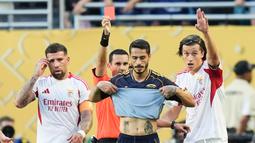 Pemain Boca Juniors, Nicolas Figal, mendapat kartu merah saat melawan Benfica pada laga Grup C Piala Dunia Antarklub 2025 di Stadion di Hard Rock, Miami, Selasa (17/6/2025). (AP Photo/Rebecca Blackwell)