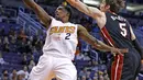 Pemain Phoenix Suns, Eric Bledsoe (2) melewati hadangan pemain Miami Heat, Luke Babbitt (5) saat melakukan lay up pada laga NBA basketball game, (3/1/2017) di US Airways Center, Phoenix.  Suns menang 99-90. (AP/Ross D. Franklin)