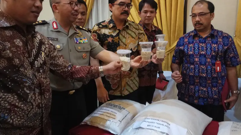 Kepala Satgas Pangan Polri, Irjen Pol Setya Wasisto menunjukkan bukti beras yang disita dari gudang Bulog Lahat (Liputan6.com / Nefri Inge)