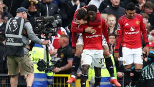 Manchester United berhasil meraih kemenangan penting saat menjamu Liverpool di Stadion Old Trafford, Minggu (3/5/2026) malam WIB. Kejar mengejar gol terjadi, namun gol Kobbie Mainoo memastikan tiga poin krusial buat Setan Merah. (AFP/Darren Staples)